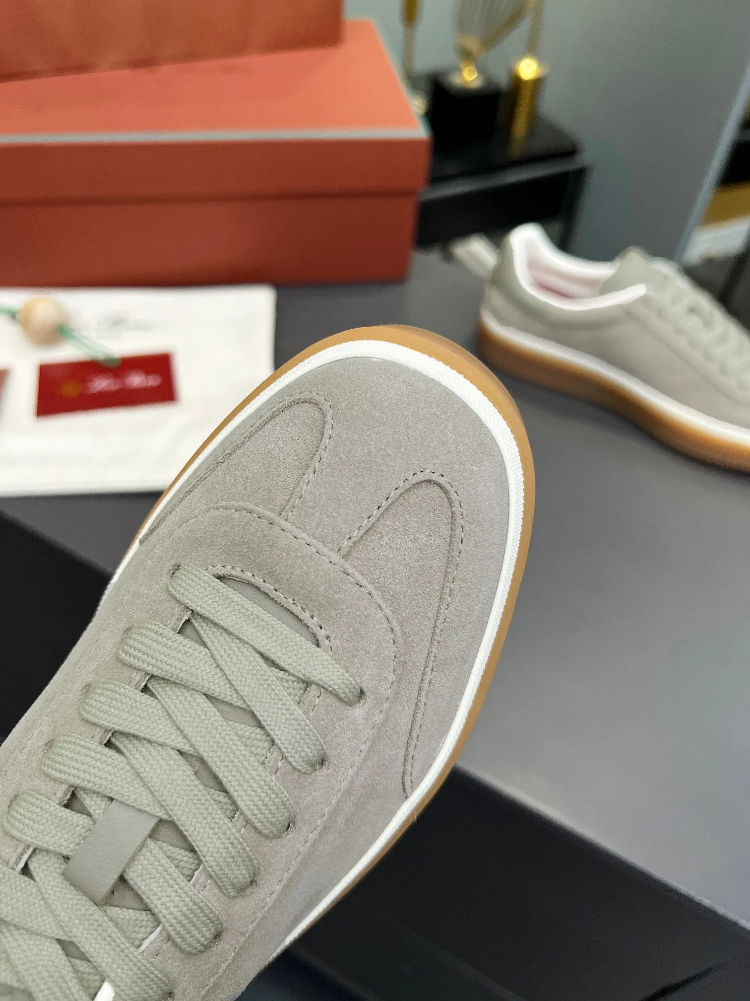 Men's shoes 💰600 purchasing agent, high version 🦅⛳️ Italy [Loro Piana] Tennis walk series LP couple's moral training shoes casual sports shoes sneakers 🎁🎁 Original purchase development and production This new suede tennis shoe adopts an ultra-low design, suitable for wearing all year round 👫👫 The wrapped sole creates an effortlessly attractive color combination that harmoniously blends functionality with understated style, making it the ideal shoe for urban wear. Soft calfskin tongue with Kummel color insert at the heel, cotton lace upper with embossed LP logo, cowhide suede sole, rubber-lined calfskin ✦Upper: imported first-layer cowhide➕customized original cowhide ✦lining: cowhide lining➕cowhide insole ✦sole: original molded TPR ultra-light outsole ✦packaging: original complete package ✦Female size: 35--40 ✦Male size: 39--45